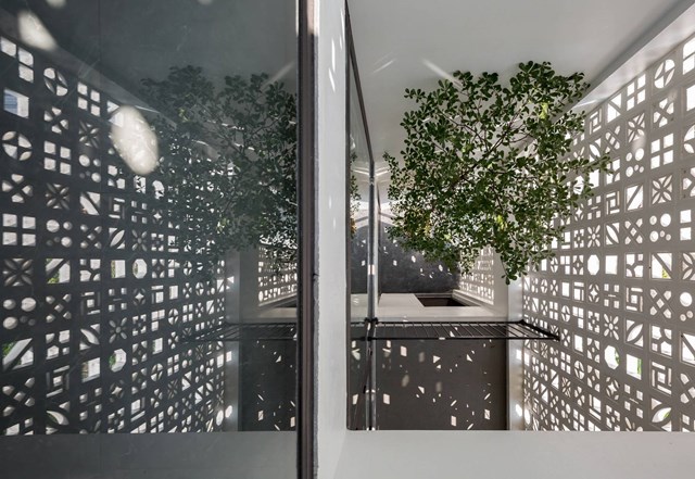 Ở mỗi tầng, một l&ocirc; gia được bố tr&iacute; b&ecirc;n cạnh bồn hoa ph&iacute;a trước mặt tiền l&agrave; kh&ocirc;ng gian đệm để c&aacute;c th&agrave;nh vi&ecirc;n trong gia đ&igrave;nh nghỉ ngơi v&agrave; l&agrave;m việc. N&oacute; cũng gi&uacute;p hạn chế t&aacute;c động của gi&oacute; v&agrave;o ng&ocirc;i nh&agrave;. &nbsp;