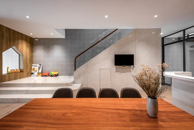 Với diện t&iacute;ch 117 m2, kinh ph&iacute; đầu tư hạn chế, c&aacute;c kiến tr&uacute;c sư c&acirc;n nhắc tổ chức kh&ocirc;ng gian sống, l&agrave;m việc, nghỉ ngơi hợp l&yacute;, giải tỏa t&acirc;m l&yacute; ức chế khi bị hạn chế ra khỏi nh&agrave;. &nbsp;