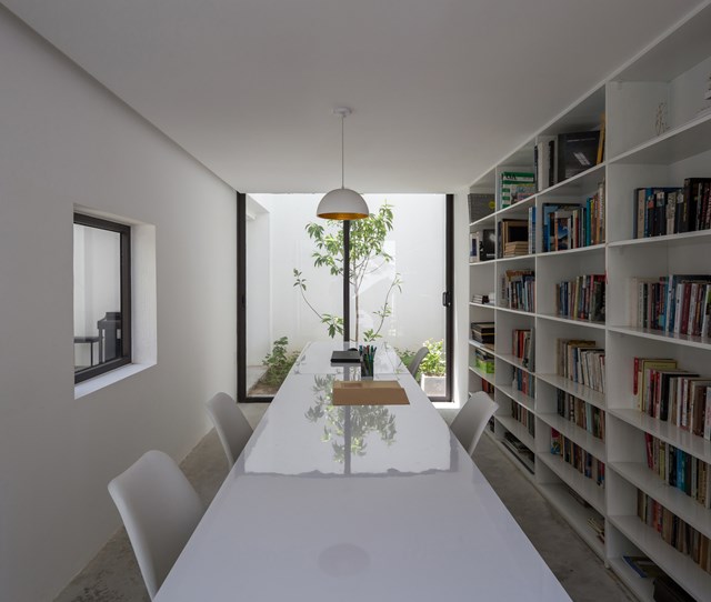 Vật liệu x&acirc;y dựng được ưu ti&ecirc;n lấy từ c&aacute;c nguồn địa phương, loại bỏ tất cả những trang tr&iacute; kh&ocirc;ng cần thiết. &nbsp;