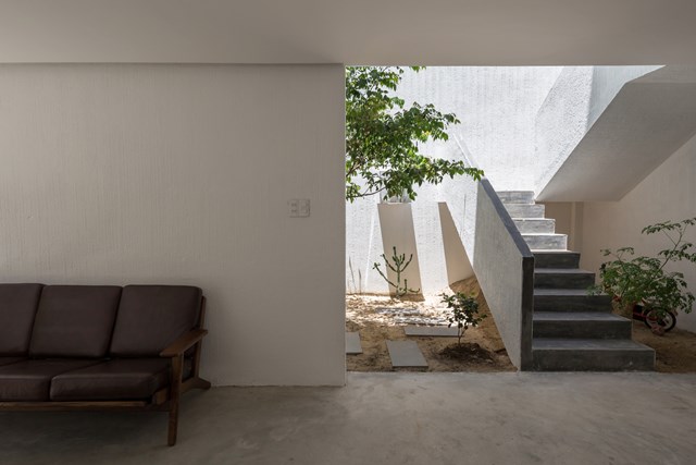 Để mang thi&ecirc;n nhi&ecirc;n đến gần hơn với cuộc sống, tầng ch&iacute;nh v&agrave; tầng 2 được kết nối với nhau bằng một cầu thang b&ecirc;n ngo&agrave;i mở ho&agrave;n to&agrave;n ra bầu trời ph&iacute;a tr&ecirc;n.&nbsp; &nbsp;