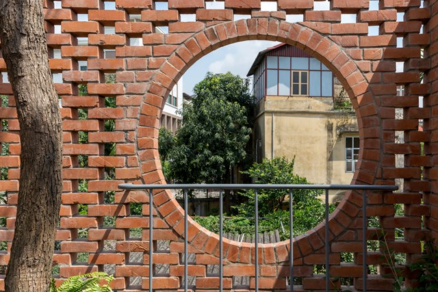 Vật liệu trong ng&ocirc;i nh&agrave; được chọn l&agrave; chất liệu tự nhi&ecirc;n, bền vững. Gạch, đ&aacute; granito hay gỗ sồi đều quen thuộc, kinh tế nhưng chất lượng tốt, độ bền cao.&nbsp;