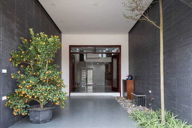 C&aacute;c kh&ocirc;ng gian chức năng ch&iacute;nh được bố tr&iacute; b&ecirc;n trong v&agrave; bao quanh bởi c&aacute;c kh&ocirc;ng gian phụ ph&iacute;a trước v&agrave; sau nh&agrave;. Ph&iacute;a trước nh&agrave; l&agrave; khối ph&ograve;ng ngủ ch&iacute;nh tận dụng tầm nh&igrave;n, ph&iacute;a sau l&agrave; ph&ograve;ng ngủ phụ v&agrave; ph&ograve;ng kh&aacute;ch.&nbsp; &nbsp;