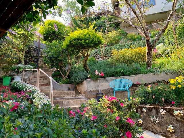 Khu đất ở lưng chừng đồi n&ecirc;n vợ chồng chị Hiền đ&atilde; chia diện t&iacute;ch l&agrave;m 4 với độ cao kh&aacute;c nhau.&nbsp;Nơi cao nhất cũng l&agrave; cổng v&agrave;o, anh chị chọn l&agrave;m khoảng s&acirc;n rộng. Tiếp theo l&agrave; một căn nh&agrave; nhỏ 2 ph&ograve;ng ngủ cho kh&aacute;ch tới thăm. Tiếp nữa l&agrave; vườn hoa v&agrave; cuối c&ugrave;ng l&agrave; ng&ocirc;i nh&agrave; ch&iacute;nh 2 tầng. &nbsp;