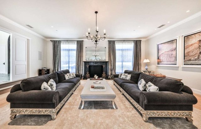 Bất động sản được x&acirc;y dựng v&agrave;o những năm 1980, c&oacute; diện t&iacute;ch khoảng 3000 m2 với 7 ph&ograve;ng ngủ, 10 ph&ograve;ng tắm c&ugrave;ng những tiện nghi sang trọng như rạp phim, ph&ograve;ng gym, hồ bơi v&agrave; s&acirc;n tennis. Ảnh:&nbsp;8 Beverly Park.