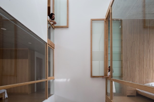 Từ tầng n&agrave;y c&oacute; thể giao lưu với c&aacute;c ph&ograve;ng ngủ xung quanh kh&aacute;c ở c&aacute;c tầng tr&ecirc;n; ph&ograve;ng kh&aacute;ch được khuyến kh&iacute;ch sinh hoạt chung cho cả gia đ&igrave;nh; ph&ograve;ng bếp c&oacute; thể kết nối với ph&ograve;ng kh&aacute;c v&agrave; những đứa trẻ đang chơi với nhau. &nbsp;