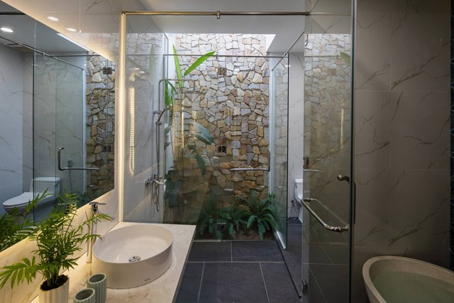 Đất dài 56 m, ngôi nhà ở Kon Tum được thiết kế như một dòng chảy thời gian - Ảnh 4