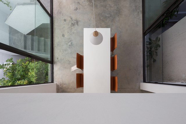 Mọi bức tường b&ecirc;n trong v&agrave; b&ecirc;n ngo&agrave;i đều được tr&aacute;t bằng c&aacute;t th&ocirc;, với kết cấu thẳng đứng. &nbsp;