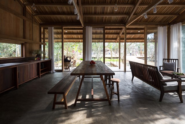 Tất cả kh&ocirc;ng gian của ng&ocirc;i nh&agrave; đều được bao phủ bởi một m&aacute;i dốc lớn đảm bảo che nắng, gi&uacute;p th&iacute;ch nghi với kh&iacute; hậu nhiệt đới của khu vực lu&ocirc;n c&oacute; nhiều &aacute;nh nắng gay gắt v&agrave;o m&ugrave;a h&egrave; v&agrave; mưa lớn k&eacute;o d&agrave;i v&agrave;o m&ugrave;a đ&ocirc;ng. &nbsp;