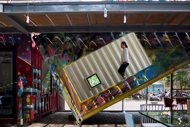 Nội thất của nh&agrave; kho th&eacute;p được bọc trong một tấm lưới th&eacute;p lộ ra ngo&agrave;i hỗ trợ một lớp c&aacute;ch nhiệt bằng giấy bạc, kh&ocirc;ng chỉ cung cấp khả năng hỗ trợ nhiệt m&agrave; c&ograve;n tăng phản xạ &aacute;nh s&aacute;ng.