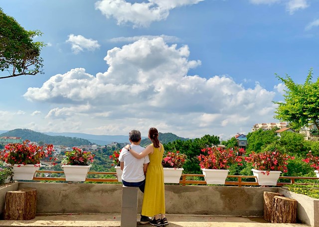 Một trong những g&oacute;c c&oacute; tầm nh&igrave;n đẹp từ ng&ocirc;i nh&agrave; thứ hai của gia đ&igrave;nh với nắng s&aacute;ng trong veo, nh&igrave;n xuống thung lũng đem lại cảm gi&aacute;c b&igrave;nh y&ecirc;n. &nbsp;