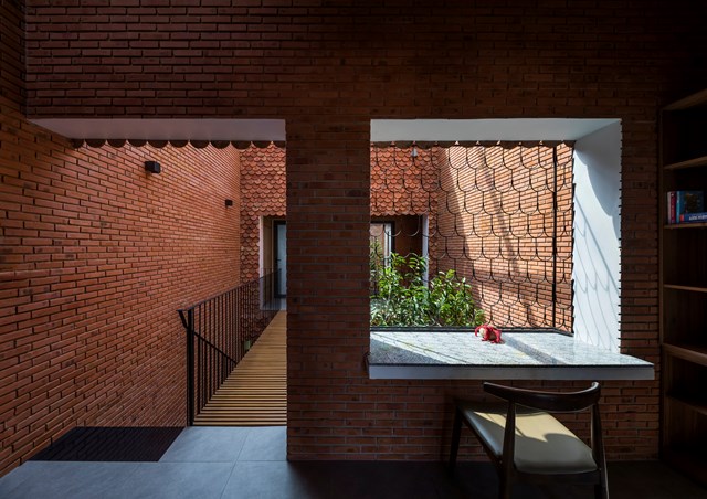 Kh&ocirc;ng gian 2 m&aacute;i hi&ecirc;n b&ecirc;n trong ng&ocirc;i nh&agrave; l&agrave; nơi sinh hoạt chung của gia đ&igrave;nh, gắn kết c&aacute;c th&agrave;nh vi&ecirc;n, gi&uacute;p mọi người c&oacute; thể dễ d&agrave;ng nh&igrave;n thấy nhau. Đ&acirc;y l&agrave; nơi cả gia đ&igrave;nh c&ugrave;ng nhau d&ugrave;ng bữa, nơi c&aacute;c con học b&agrave;i, bố nằm v&otilde;ng, mẹ thư gi&atilde;n, đọc s&aacute;ch hoặc nấu ăn. &nbsp;