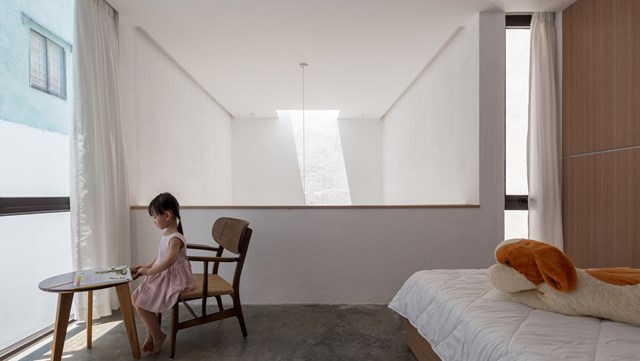 Kh&ocirc;ng gian ph&ograve;ng ngủ được b&agrave;i tr&iacute; đơn giản, sử dụng tối ưu &aacute;nh s&aacute;ng tự nhi&ecirc;n ban ng&agrave;y. &nbsp;