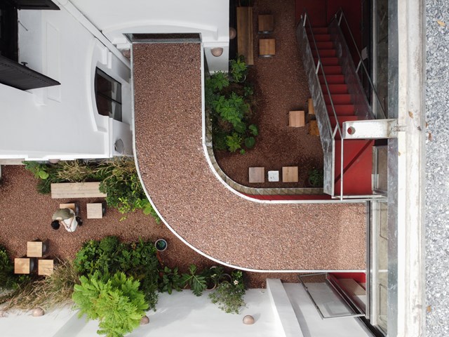 Kh&ocirc;ng gian Okkio bao gồm biệt thự ph&iacute;a trước, một d&atilde;y nh&agrave; hai tầng mới ở ph&iacute;a sau v&agrave; một khu vườn. &nbsp;