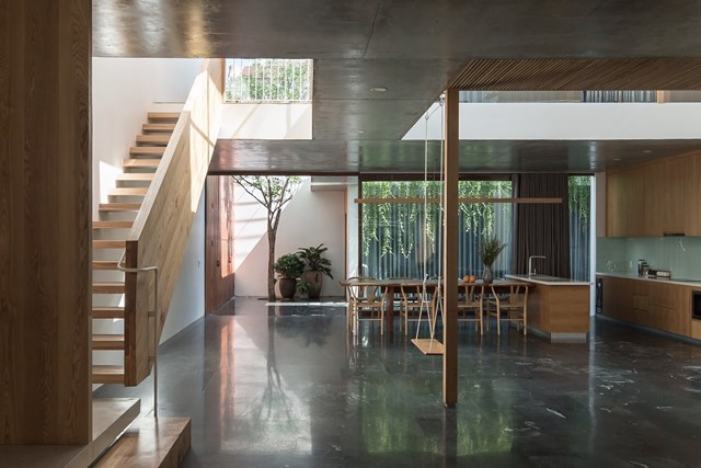 Sự kết hợp giữa cấu tr&uacute;c gỗ v&agrave; m&agrave;u gỗ sồi tự nhi&ecirc;n mang đến cho ng&ocirc;i nh&agrave; một bầu kh&ocirc;ng kh&iacute; thư gi&atilde;n ấm &aacute;p, cố gắng giảm bớt sự nặng nề của lớp vỏ b&ecirc; t&ocirc;ng.&nbsp; &nbsp;