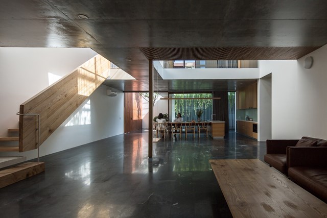 Đội ngũ thiết kế kh&ocirc;ng chỉ bố tr&iacute;, ph&acirc;n chia c&aacute;c kh&ocirc;ng gian sống trong khoảng trống m&agrave; c&ograve;n tận dụng được sự đối lưu v&agrave; th&ocirc;ng gi&oacute; qua c&aacute;c khoảng trống, lấy &aacute;nh s&aacute;ng tự nhi&ecirc;n v&agrave;o nh&agrave; bằng c&aacute;ch tạo khoảng đệm tự nhi&ecirc;n từ bể bơi, c&acirc;y xanh, s&acirc;n vườn. C&aacute;c chi tiết được lắp r&aacute;p điển h&igrave;nh trong cấu tr&uacute;c bằng gỗ. &nbsp;