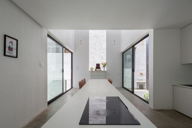 Kh&ocirc;ng sử dụng phương ph&aacute;p đ&aacute;nh b&oacute;ng, s&agrave;n b&ecirc; t&ocirc;ng được m&agrave;i để giữ lại t&ocirc;ng m&agrave;u x&aacute;m từ tự nhi&ecirc;n.&nbsp; &nbsp;