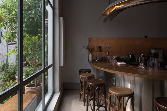 Quầy bar pha cafe bằng th&eacute;p kh&ocirc;ng gỉ chiếm phần lớn diện t&iacute;ch của tầng một biệt thự. N&oacute; nằm b&ecirc;n tr&aacute;i từ lối v&agrave;o ch&iacute;nh. &nbsp;