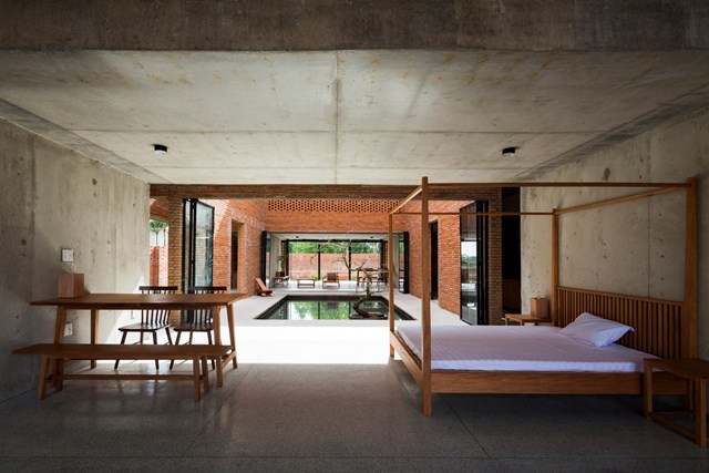 Tầng lửng bố tr&iacute; 2 ph&ograve;ng ngủ, khu vực thư gi&atilde;n, đọc s&aacute;ch v&agrave; h&agrave;nh lang d&agrave;i nối mọi kh&ocirc;ng gian trong nh&agrave; qua 2 cầu thang 2 đầu.&nbsp; &nbsp;