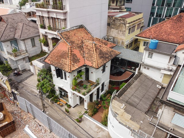 Okkio l&agrave; một qu&aacute;n cafe tọa lạc tại một con hẻm nhỏ tr&ecirc;n đường Duy T&acirc;n, TP HCM. N&oacute; l&agrave; một nửa của căn biệt thự liền kề thuộc địa Ph&aacute;p cũ hiếm hoi c&ograve;n lại trong khu phố.&nbsp;Okkio c&oacute; nghĩa l&agrave; 