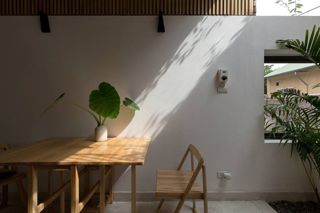 Tầng 2 của ng&ocirc;i nh&agrave; l&agrave; kh&ocirc;ng gian nghỉ ngơi kết hợp với vườn c&acirc;y.&nbsp;Sự g&oacute;p mặt c&acirc;y xanh kh&ocirc;ng chỉ gi&uacute;p cung cấp oxy m&agrave; c&ograve;n tạo ra bầu kh&ocirc;ng kh&iacute; t&iacute;ch cực. Những c&ocirc;ng tr&igrave;nh phụ trợ như cầu thang, ph&ograve;ng tắm, giặt... được thiết kế đặt về một ph&iacute;a, dọc theo chiều d&agrave;i của ng&ocirc;i nh&agrave; nhằm tiết kiệm diện t&iacute;ch.&nbsp;