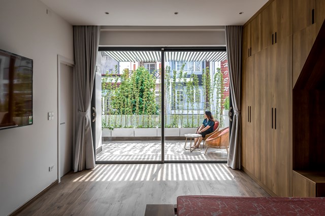 Ph&ograve;ng ngủ được thiết kế với v&aacute;ch k&iacute;nh lớn nh&igrave;n ra c&acirc;y xanh v&agrave; lấy &aacute;nh s&aacute;ng tự nhi&ecirc;n từ c&aacute;c &ocirc; th&ocirc;ng tầng để gi&uacute;p th&ocirc;ng tho&aacute;ng, giải ph&oacute;ng tầm nh&igrave;n. &nbsp;