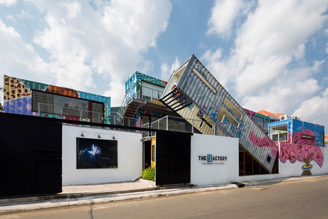 HTAP Architects đ&atilde; đưa một trung t&acirc;m nghệ thuật đương đại v&agrave;o b&ecirc;n trong những chiếc hộp th&eacute;p tại quận 2, TP HCM. Mục đ&iacute;ch l&agrave; tạo ra một tổ hợp kh&ocirc;ng gian tổ chức c&aacute;c sự kiện nghệ thuật, l&agrave;m việc, ăn uống, đồ uống buổi tối v&agrave; hơn thế nữa.&nbsp; &nbsp;