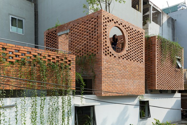 Diện t&iacute;ch khu đất tương đối nhỏ, khoảng 64 m2 v&agrave; c&oacute; dạng h&igrave;nh ống. Nắm bắt &yacute; muốn của gia chủ, c&aacute;c kiến tr&uacute;c sư đ&atilde; thiết kế nh&agrave; với nhiều s&acirc;n vườn mở.