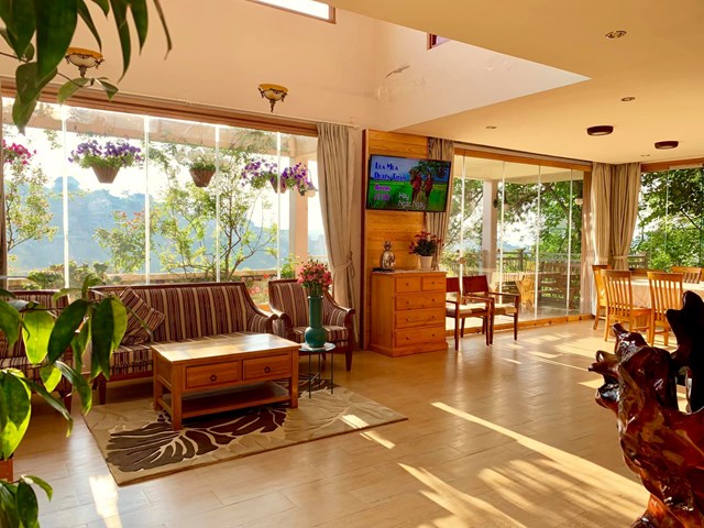 Rồi chồng tự thiết kế, vợ cần mẫn mang từng m&oacute;n đồ trang tr&iacute; từ TP HCM l&ecirc;n Đ&agrave; Lạt, trồng từng c&aacute;i c&acirc;y ở mỗi g&oacute;c vườn. &nbsp;