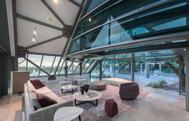 Căn biệt thự được thiết kế với những bức tường k&iacute;nh. Ng&ocirc;i nh&agrave; c&oacute; diện t&iacute;ch gần 700 m2 với 6 ph&ograve;ng ngủ v&agrave; 7 ph&ograve;ng tắm. Ảnh:&nbsp;Zillow.