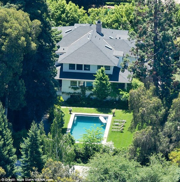 B&ecirc;n trong dinh thự của Mark