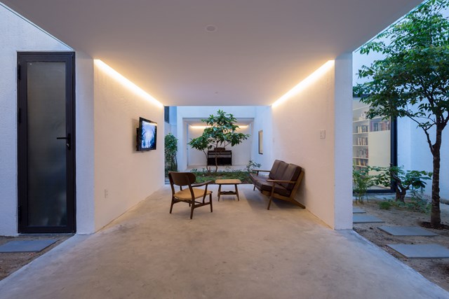 Lấy cảm hứng từ ng&ocirc;i nh&agrave; c&oacute; s&acirc;n vườn truyền thống, H-H Studio đ&atilde; sắp xếp kh&ocirc;ng gian xếp chồng l&ecirc;n nhau theo chiều dọc trong 3 khối v&agrave; d&agrave;nh chiều ngang để tạo ra những khoảng trống của kh&ocirc;ng gian mở. Kết quả l&agrave;&nbsp; tạo ra c&aacute;c s&acirc;n vườn xoay quanh kh&ocirc;ng gian sống. &nbsp;