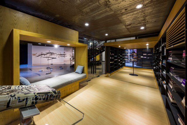 C&aacute;c kh&ocirc;ng gian c&ograve;n lại linh hoạt chứa đựng nghệ thuật đương đại đa dạng như tranh vẽ, t&aacute;c phẩm đi&ecirc;u khắc, phim ảnh... v&agrave; m&ocirc;i trường. &nbsp;