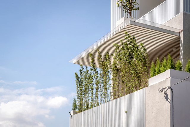 Tuy nhi&ecirc;n, điều n&agrave;y sẽ kh&oacute; khăn với c&aacute;c ng&ocirc;i nh&agrave; chật hẹp nằm trong c&aacute;c th&agrave;nh phố lớn. C&aacute;c kiến tr&uacute;c sư đặt vấn đề ưu ti&ecirc;n kh&ocirc;ng gian cho trẻ nhỏ, kh&ocirc;ng gian nghỉ ngơi. &nbsp;