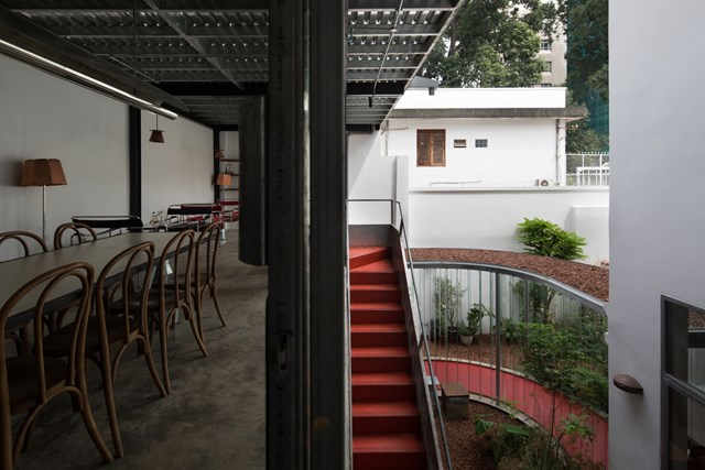 Okkio tự nhắc nhở về lịch sử của ch&iacute;nh m&igrave;nh bằng c&aacute;ch l&agrave;m nổi bật cấu tr&uacute;c m&aacute;i bằng gỗ qu&yacute; gi&aacute; hiện c&oacute; với một tấm gương khổng lồ. &nbsp;