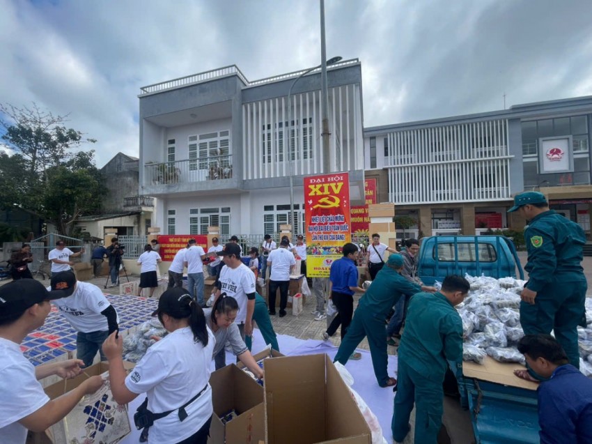 Trong tiết trời se lạnh, chính quyền địa phương cùng các thành viên chương trình chung tay chuẩn bị những phần quà Tết để trao đến bà con.