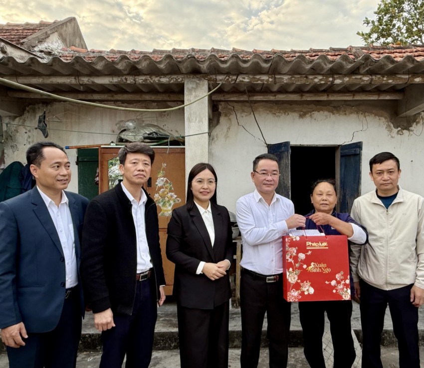 Lãnh đạo Báo Pháp luật Việt Nam trao quà, thăm hỏi và chúc Tết gia đình khó khăn tại xã Yên Mô.