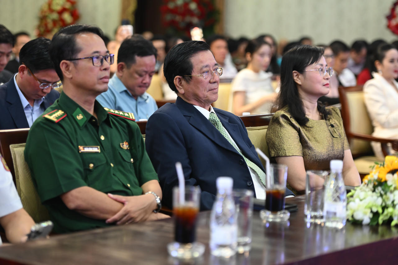 B&agrave; Vũ Hồng Th&uacute;y, Ph&oacute; Tổng Bi&ecirc;n tập B&aacute;o Ph&aacute;p luật Việt Nam (Thứ nhất từ phải sang) tại buổi Lễ.