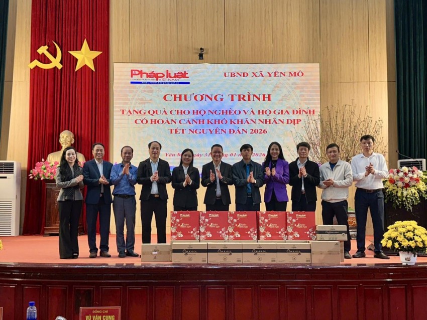 TS. Vũ Hoài Nam - Tổng Biên tập Báo Pháp luật Việt Nam cùng lãnh đạo xã Yên Mô và đại biểu tham dự Chương trình trao quà cho hộ nghèo, hộ gia đình có hoàn cảnh khó khăn nhân dịp Tết Nguyên đán 2026.