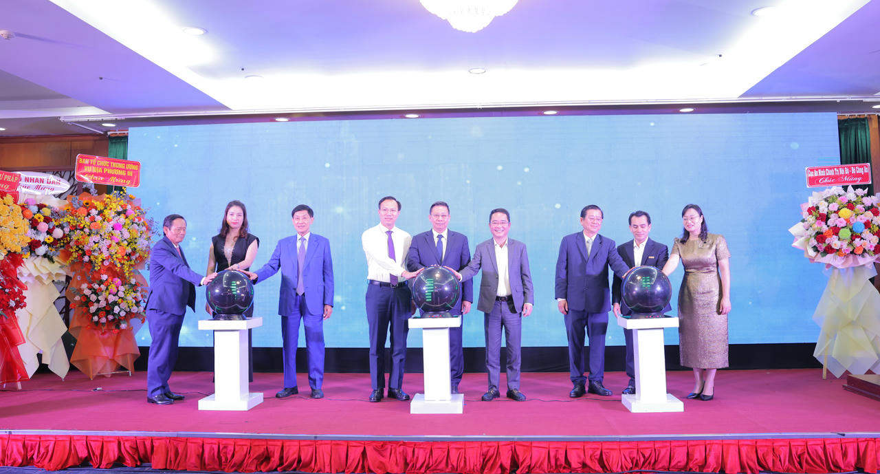 C&aacute;c đại biểu thực hiện nghi lễ bấm n&uacute;t khởi động App Video Ph&aacute;p Luật, đ&acirc;y l&agrave; dấu mốc khẳng định nỗ lực của B&aacute;o Ph&aacute;p luật Việt Nam trong việc ứng dụng c&ocirc;ng nghệ số v&agrave; tr&iacute; tuệ nh&acirc;n tạo v&agrave;o c&ocirc;ng t&aacute;c truyền th&ocirc;ng ph&aacute;p luật.