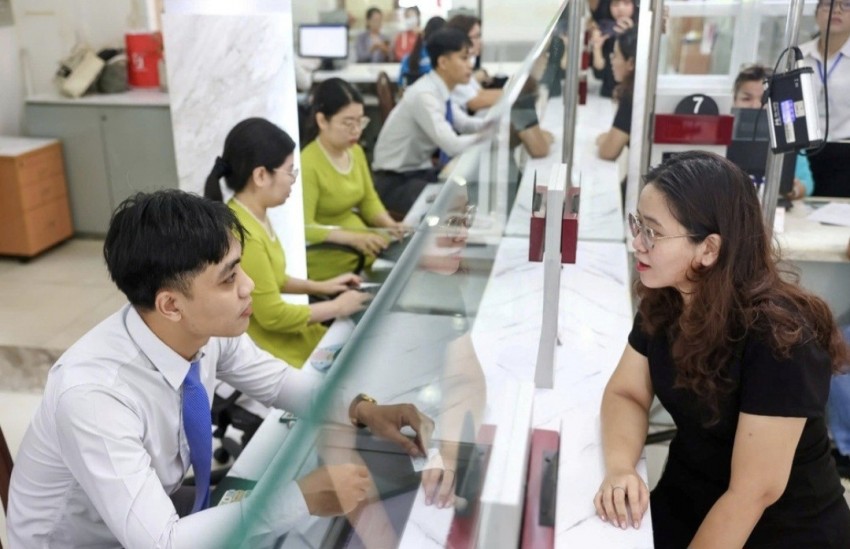 Người dân đến làm thủ tục hành chính trên địa bàn thành phố Hà Nội.