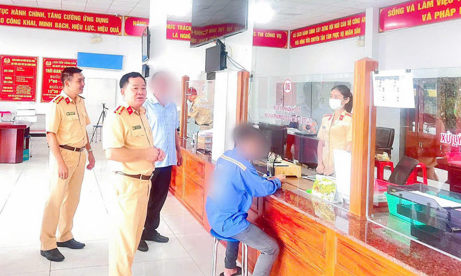 Lãnh đạo Phòng CSGT Công an thành phố Đồng Nai sâu sát cơ sở- động viên cán bộ- chiến sĩ
