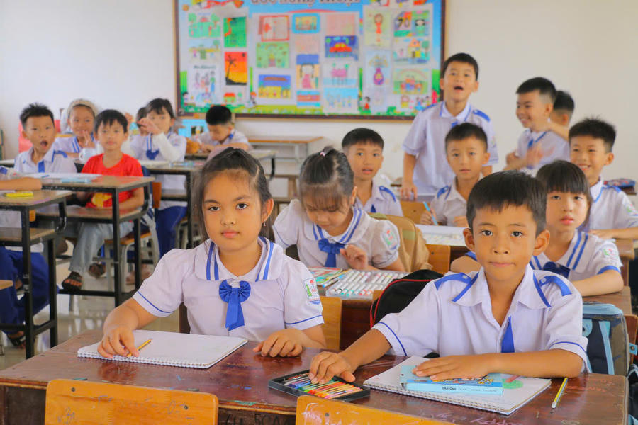 Có thêm nhiều học sinh đến điểm trường chính học tập.
