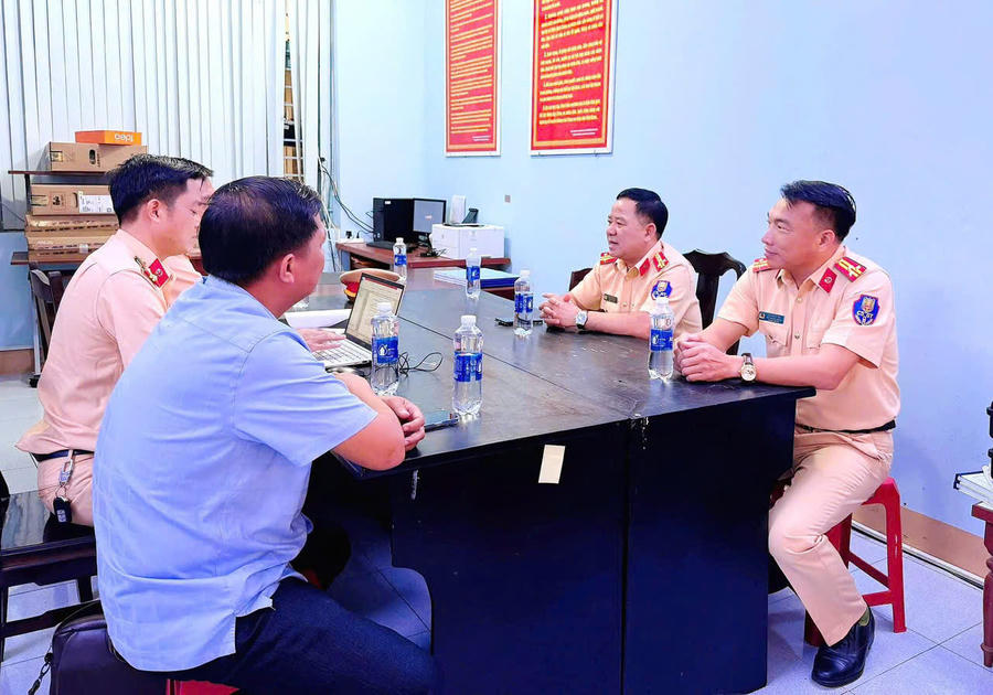 Lãnh đạo Phòng CSGT kiểm tra ở cơ sở.