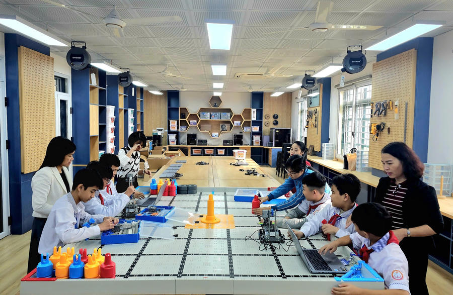 Bộ Giáo dục và Đào tạo vừa ban hành quy định về giáo dục STEM phổ thông. Giáo dục STEM không làm phát sinh môn học mới hay hoàn toàn không bắt buộc phải xây dựng phòng STEM riêng mới được triển khai. (Ảnh minh họa: VGP)