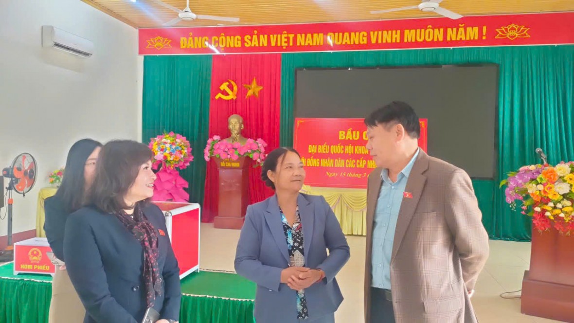 Đoàn công tác của Quốc hội giám sát công tác chuẩn bị bầu cử tại xã Minh Đài