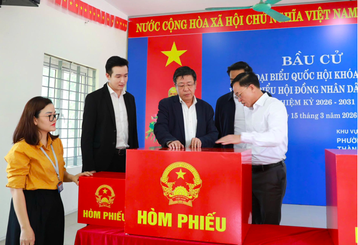 Phó Chủ tịch Thường trực UBND thành phố Hà Nội Dương Đức Tuấn kiểm tra công tác chuẩn bị cơ sở vật chất, hòm phiếu phục vụ cuộc bầu cử đại biểu Quốc hội khóa XVI và đại biểu HĐND các cấp nhiệm kỳ 2026–2031.