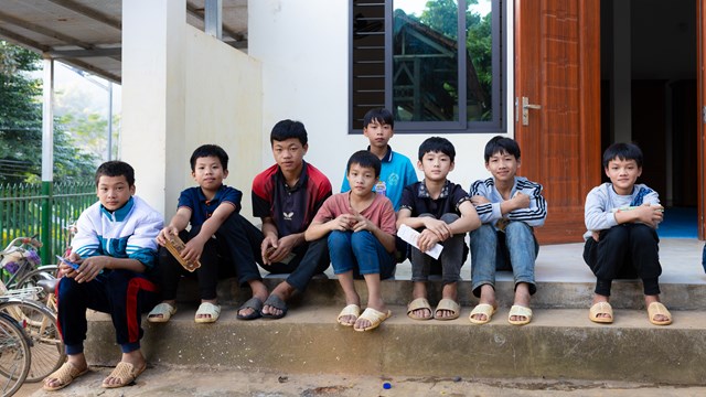 Người thầy lặng lẽ gieo hơi ấm, trở thành ‘bố\’ của 37 phận đời mồ côi nơi vùng cao đá