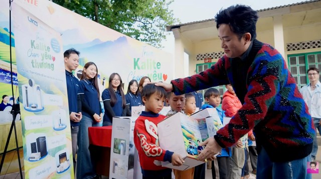 Ca sĩ T&ugrave;ng Dương đ&iacute;ch th&acirc;n trao qu&agrave; tặng tới c&aacute;c em nhỏ. Nguồn: KALITE