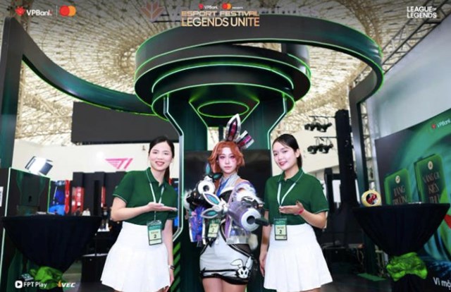 Bạn trẻ cosplay tại gian h&agrave;ng VPBanks s&aacute;ng 20/12 &nbsp;