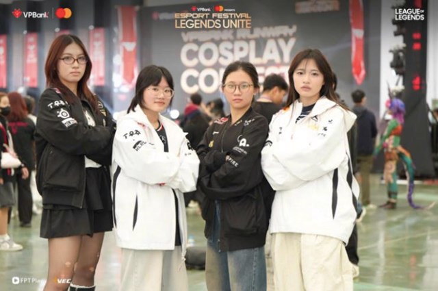 C&aacute;c fandom mặc &aacute;o kho&aacute;c của đội tuyển T1&nbsp; &nbsp;